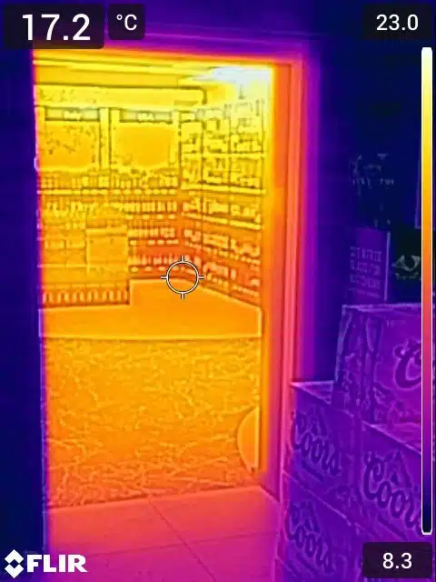 FLIR thermal imaging camera showing AirDoor Curve maintaining temperature barrier between 7.2°C chilled beer room and 23°C ambient store temperature
