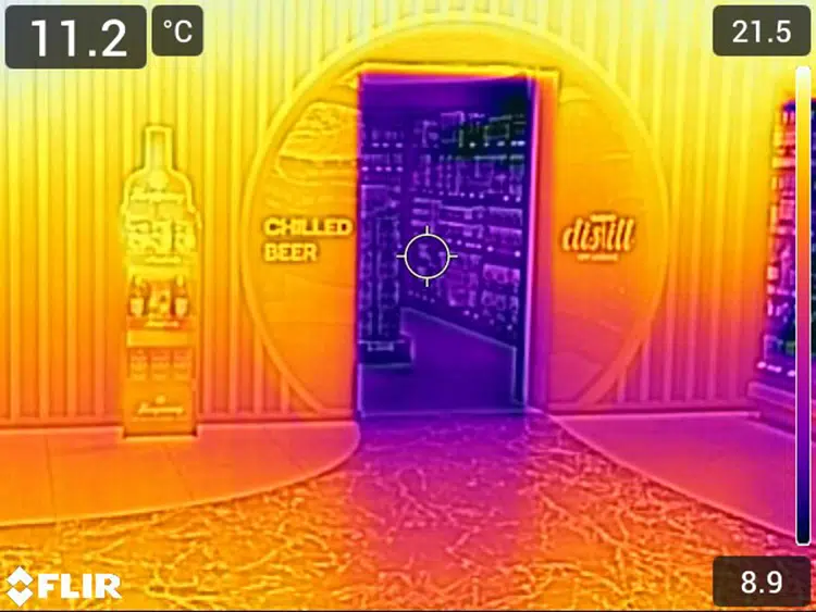 FLIR thermal imaging showing AirDoor Curve preventing cold air escape from beer cave whilst blocking external heat, with temperatures ranging from 8.9°C inside to 21.5°C outside